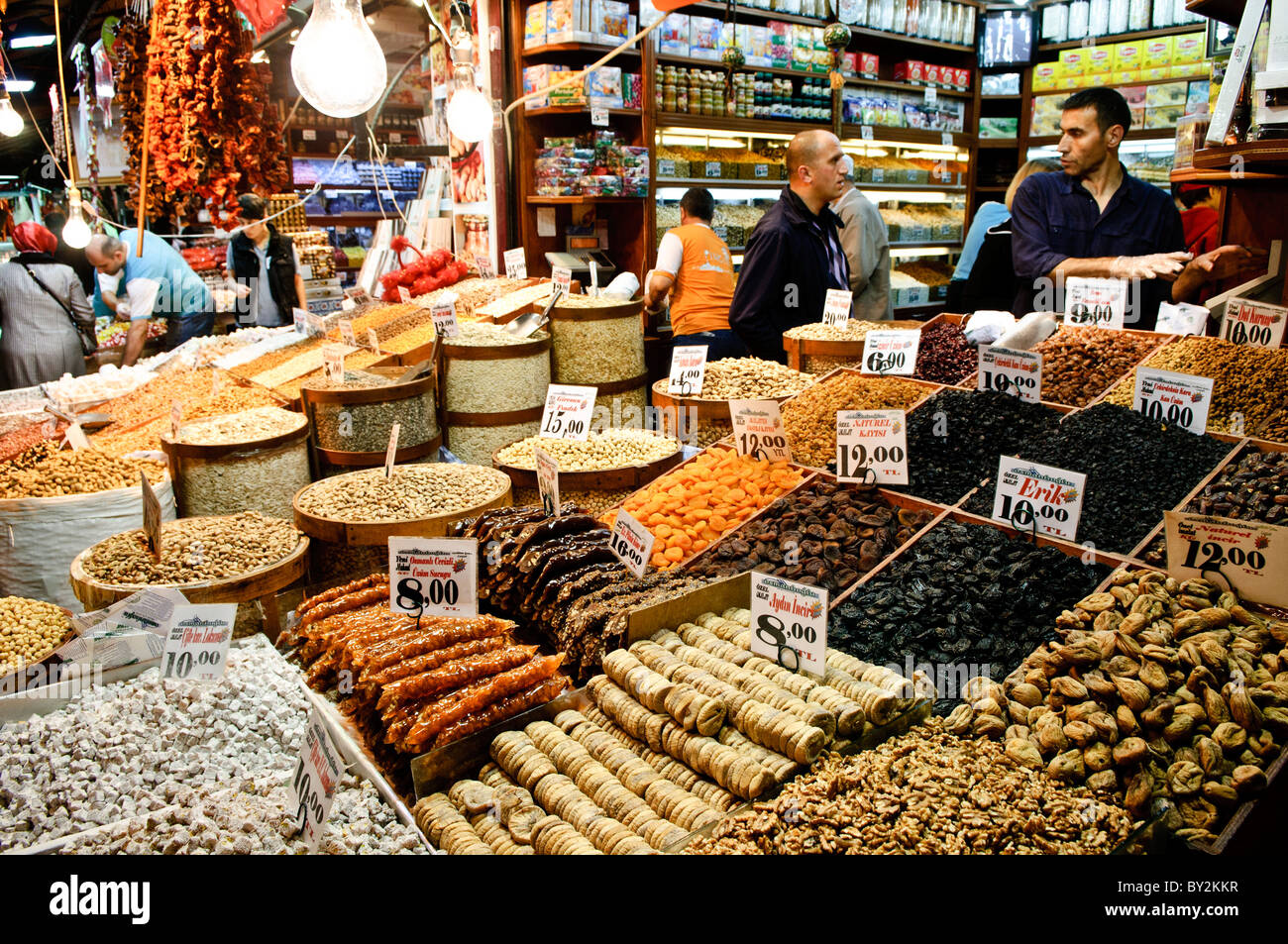 Bazaar delle spezie frutta secca e noci Istanbul Turchia // ISTANBUL, Turchia - frutta secca e noci esposte di fronte a un negozio adiacente al Bazaar delle spezie (noto anche come Bazaar egiziano) a Istanbul. Il Bazaar delle spezie, costruito nel 1660 durante l'Impero Ottomano, è uno dei più antichi mercati coperti di Istanbul e un importante centro commerciale per spezie, frutta secca, frutta secca, frutta secca e specialità tradizionali turche. Situato nel quartiere di Eminönü vicino al Corno d'Oro, il bazar è stato originariamente costruito per generare entrate per il vicino complesso della nuova Moschea. Il mercato continua a servire entrambe le aree locali Foto Stock