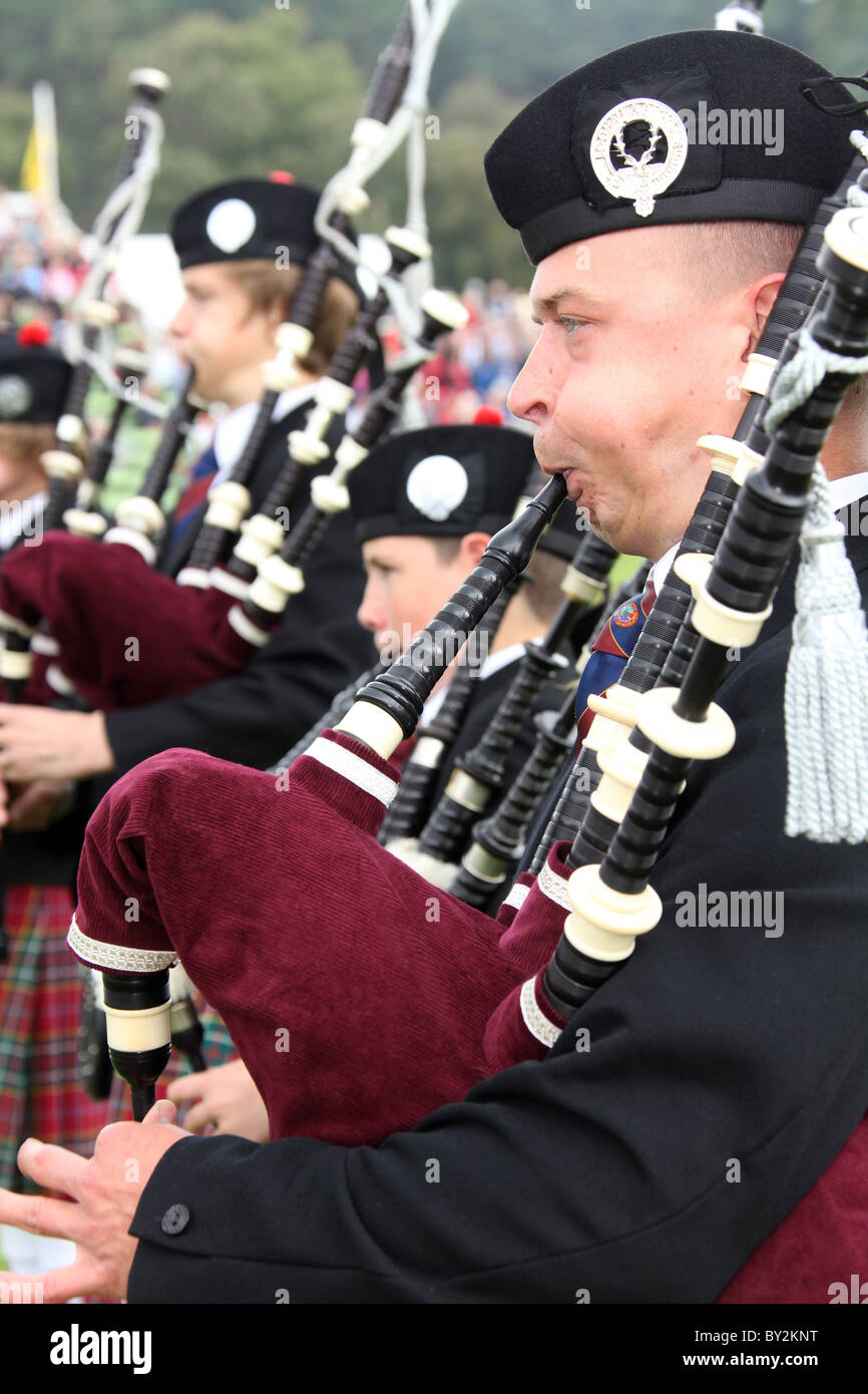 Villaggio di Braemar, Scozia. Vista ravvicinata di un piper a Braemar raccolta di giochi. Foto Stock