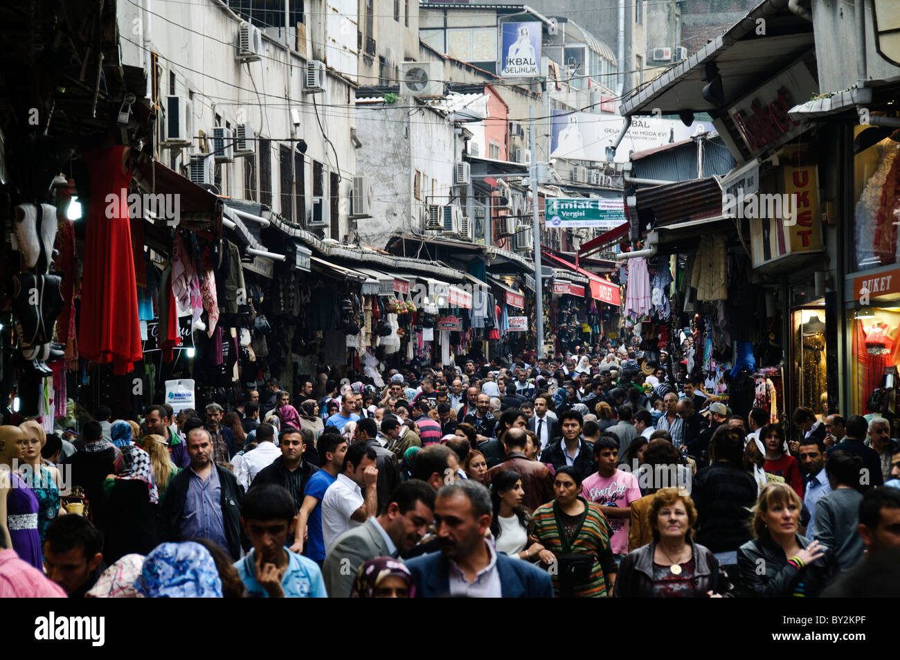 Il Bazaar delle spezie è affollato Istanbul Turchia // ISTANBUL, Turchia: Le folle si radunano nelle strade che si irradiano dal Bazaar delle spezie (noto anche come Bazaar egiziano) di Istanbul. Il Bazar delle spezie, conosciuto localmente come Mısır Çarşısı, è uno dei più antichi mercati coperti di Istanbul, originariamente costruito nel 1664 come parte del complesso della nuova Moschea. Il mercato era tradizionalmente un importante centro commerciale per spezie, erbe e altri beni provenienti dall'Egitto e da altre parti dell'Impero ottomano. Situato nel quartiere di Eminönü vicino al Corno d'Oro, il bazar rimane una destinazione popolare sia per la gente del posto che per i visitatori. Foto Stock