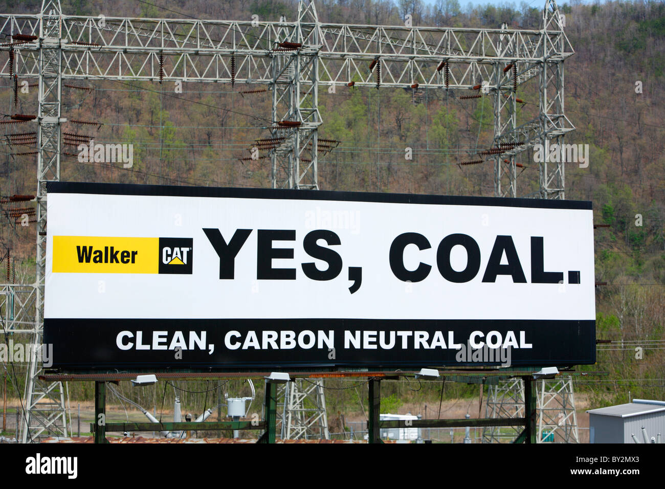 Autostrada billboard con pro-propaganda di carbone Foto Stock