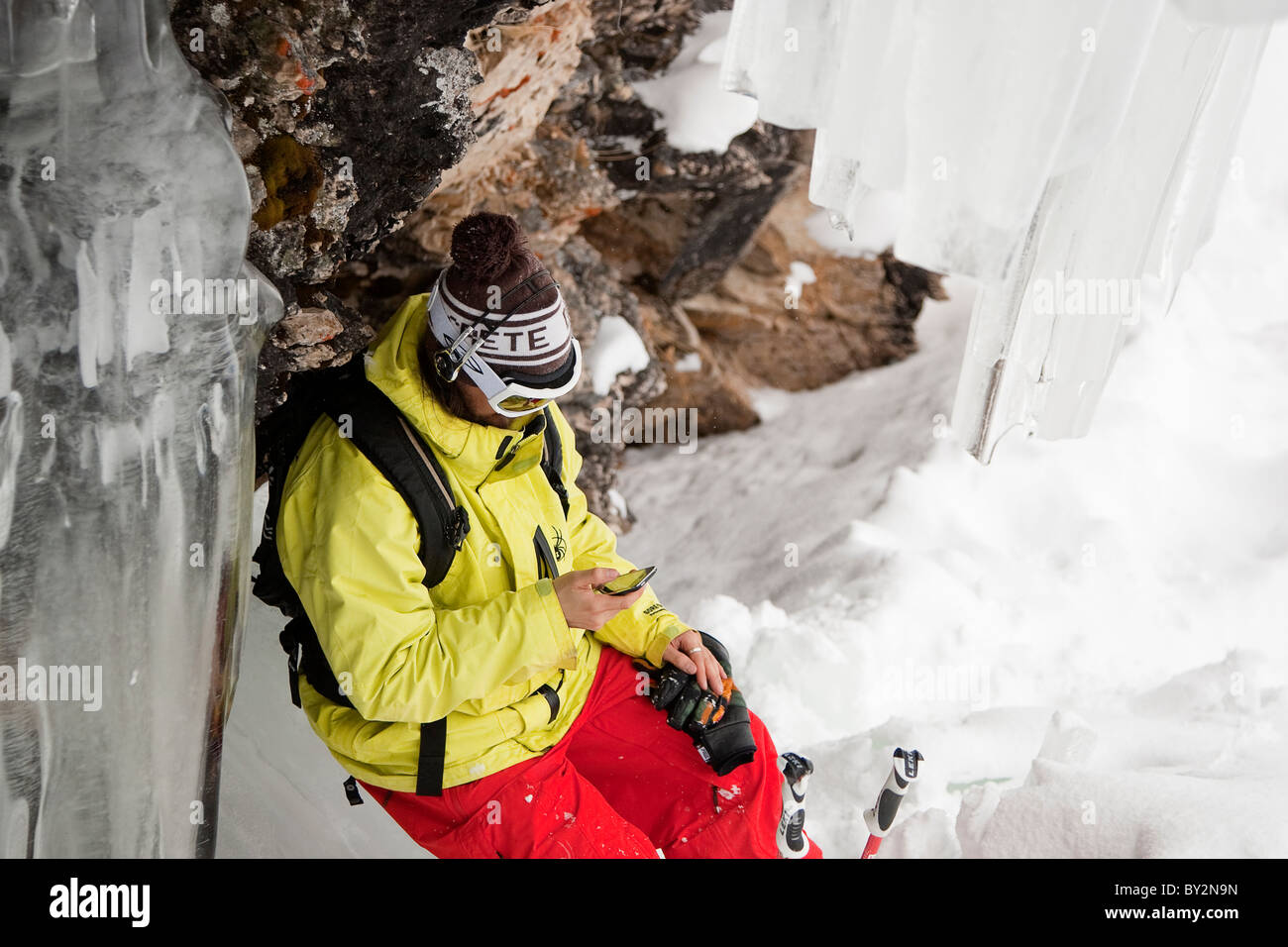Un professionista di big mountain sciatore prende una pausa pranzo in Alta, Utah. Foto Stock