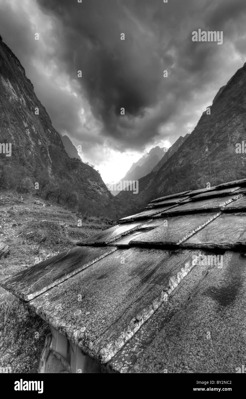 Pomeriggio pioggia cade su un piccolo villaggio sul santuario Annpurna trek, Nepal Foto Stock