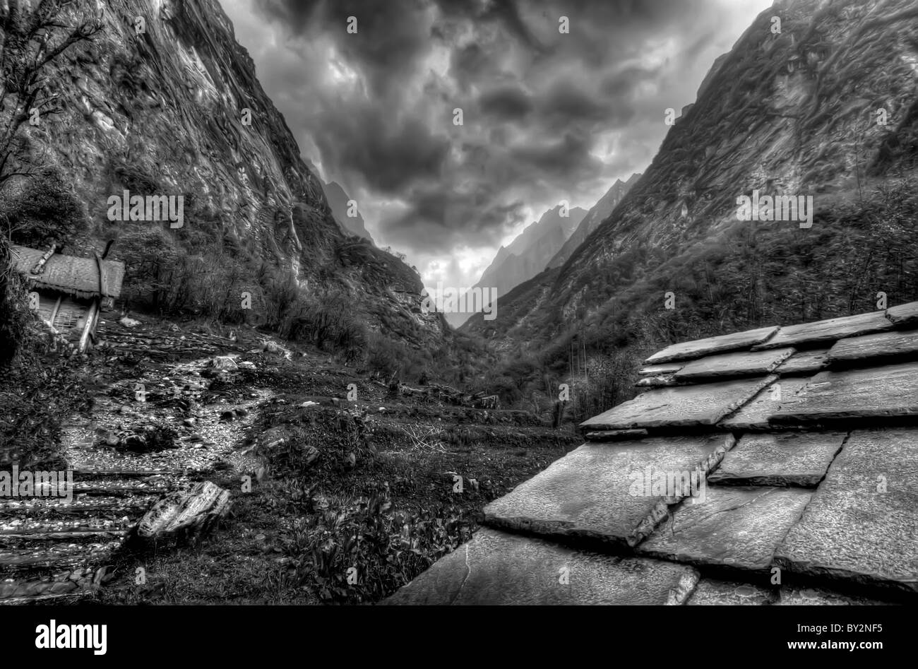 Pomeriggio pioggia cade su un piccolo villaggio sul santuario Annpurna trek, Nepal Foto Stock