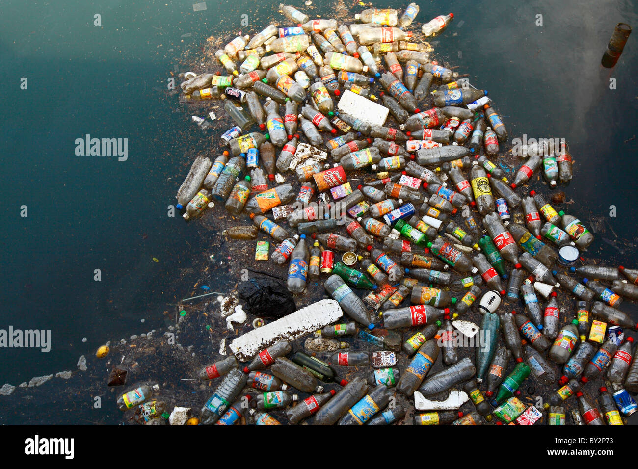 La bottiglia di plastica fluttuanti a Baie de la Moselle a Noumea NUOVA CALEDONIA. Foto Stock