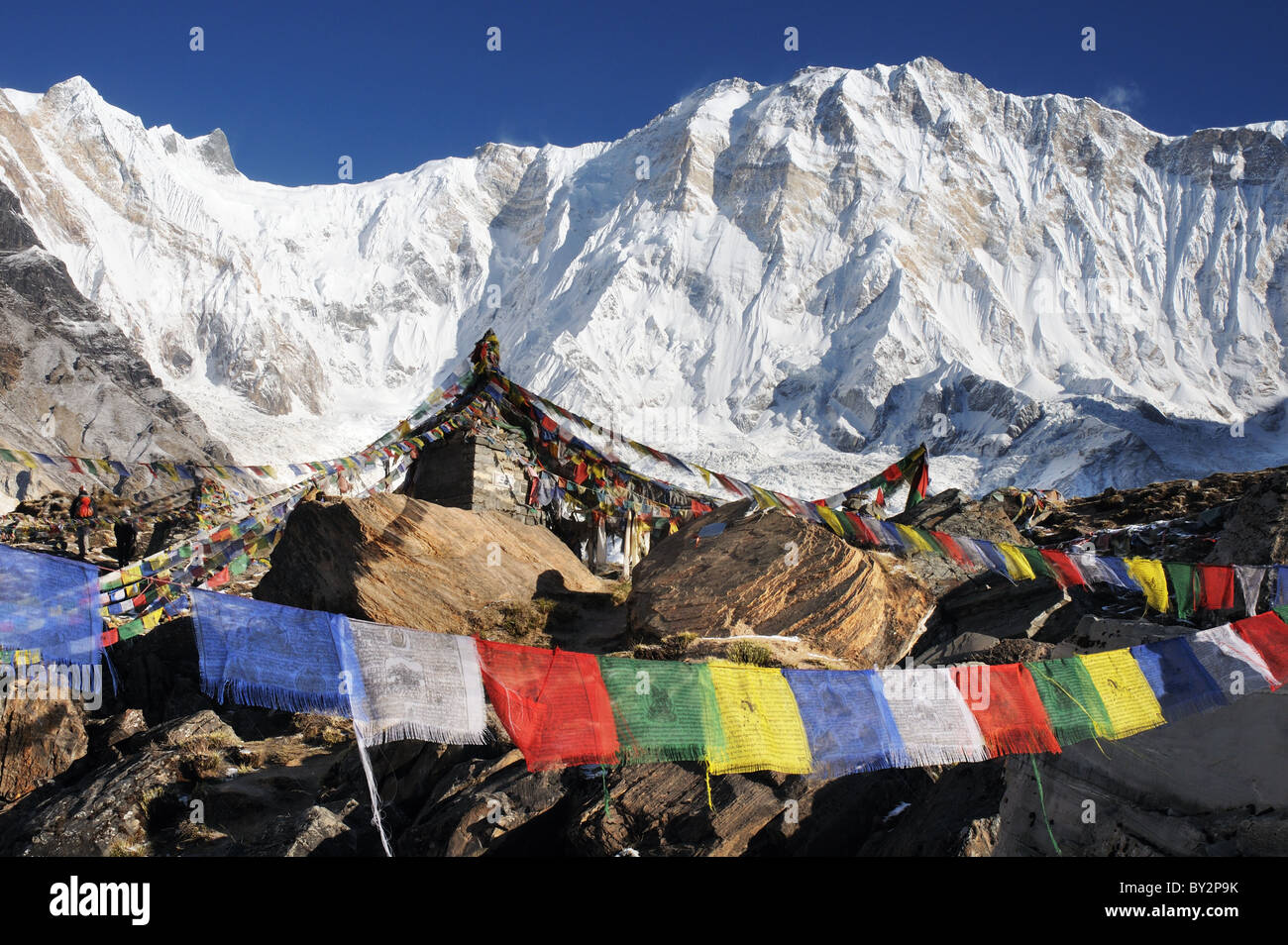 Preghiera bandiere davanti al fronte sud dell'Annapurna Foto Stock