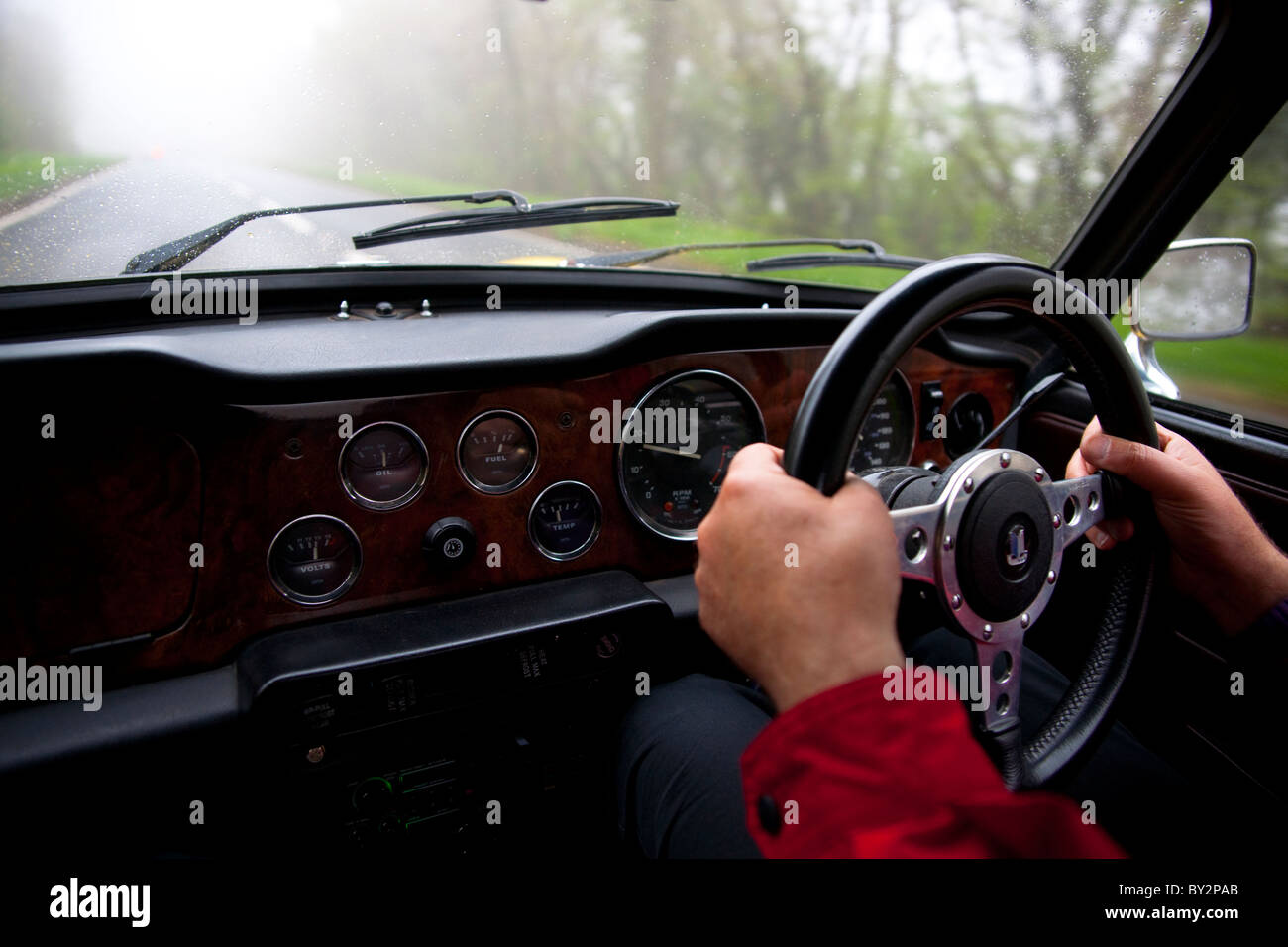 Alla guida di una annata trionfo attraverso la regione di Cotswold di Inghilterra. Foto Stock