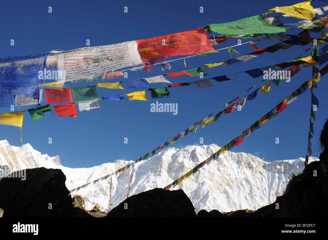 Preghiera bandiere davanti al fronte sud dell'Annapurna Foto Stock