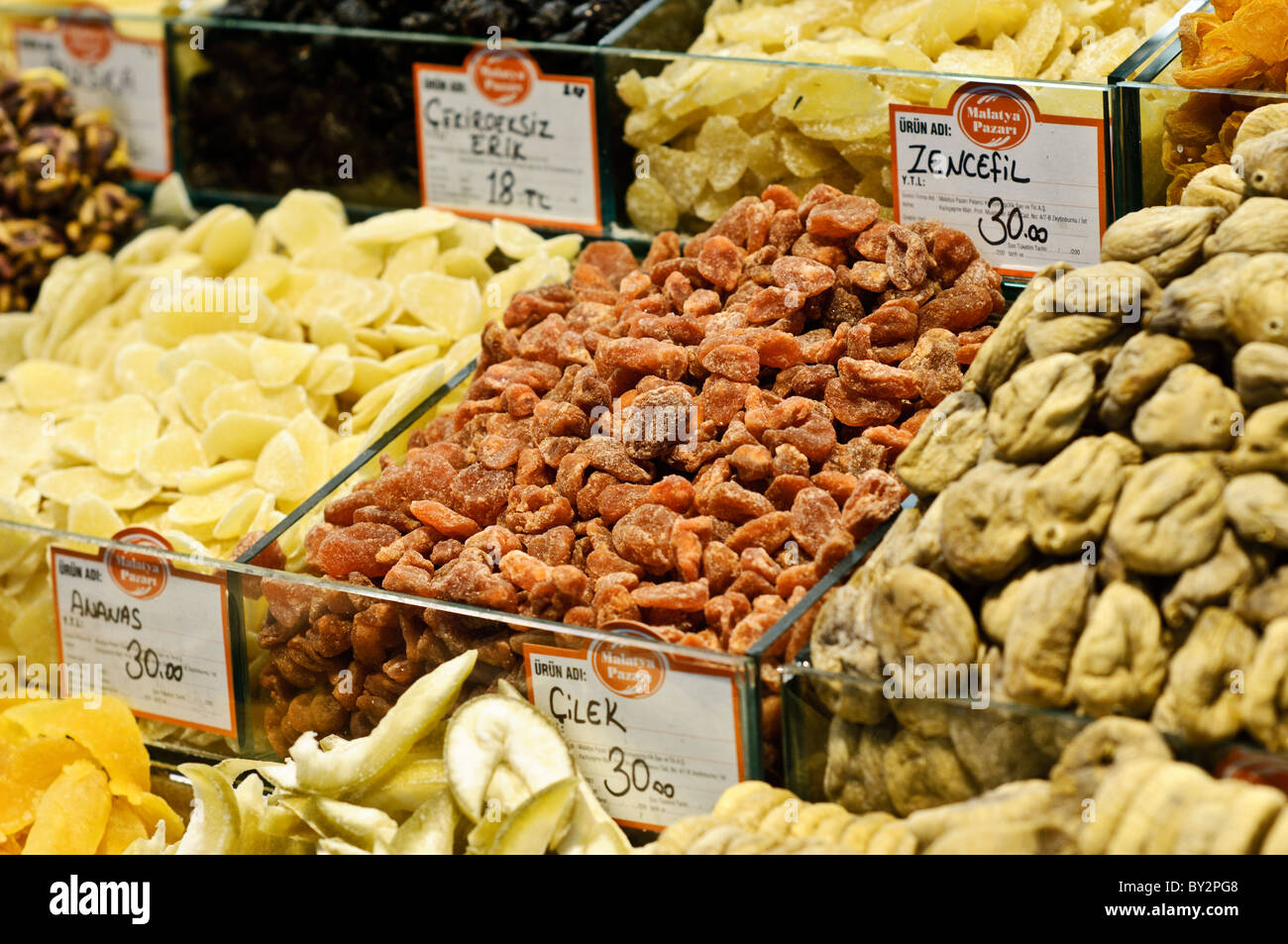 Bazaar delle spezie frutta secca Istanbul // ISTANBUL, Turchia — contenitori di frutta secca presso il Bazaar delle spezie (noto anche come Bazaar egiziano) a Istanbul. Il Bazar delle spezie, costruito nel 1660 come parte del complesso della nuova Moschea, è uno dei più antichi mercati coperti di Istanbul e un importante centro per il commercio di spezie e cibo. Situato nel quartiere di Eminönü vicino al Corno d'Oro, il bazar a forma di L ospita decine di negozi che vendono spezie, frutta secca, frutta secca, frutta secca, delizie turche e altri cibi tradizionali. Il mercato è servito da hub commerciale chiave che collega le rotte commerciali europee e asiatiche per oltre t Foto Stock