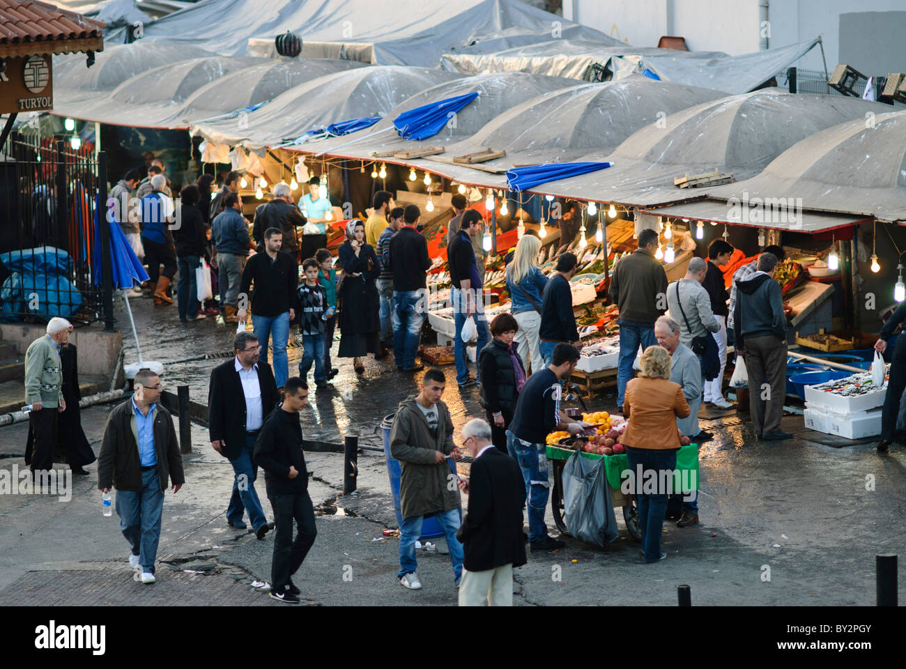 ISTANBUL, Turchia: Lo storico mercato del pesce di Karakoy si trova vicino al ponte Galata nel quartiere sul lungomare di Istanbul. Questo mercato tradizionale, conosciuto localmente come Balik Pazari, serve come principale centro commerciale di pesce per le catture dello stretto del Bosforo e del Mar Nero. La posizione del mercato lo colloca in un punto cruciale tra il Corno d'Oro e il Bosforo. Foto Stock