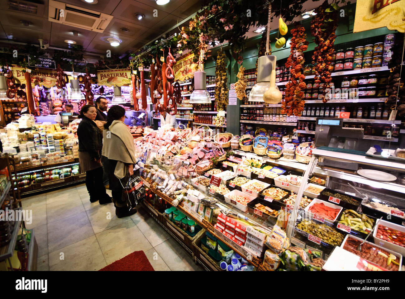 Spice Bazaar Shop Istanbul Turchia // ISTANBUL, Turchia - Un negozio indipendente di lusso in una strada adiacente al Bazaar delle spezie (noto anche come Bazaar egiziano) a Istanbul. Il Bazaar delle spezie, uno dei più antichi mercati coperti di Istanbul, fu costruito nel 1660 come parte del complesso della nuova Moschea e serviva tradizionalmente come centro del commercio di spezie ed erbe nell'Impero Ottomano. Il mercato rimane un importante centro commerciale nel quartiere di Eminönü, attirando sia gli acquirenti locali che i visitatori internazionali. Le strade circostanti sono caratterizzate da numerosi negozi indipendenti e boutique Foto Stock