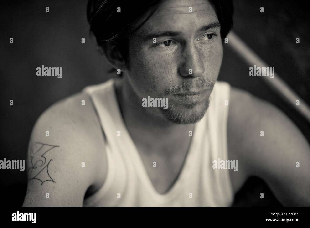 Un giovane senzatetto si ritrova in un vicolo nel quartiere universitario di Seattle. Foto Stock