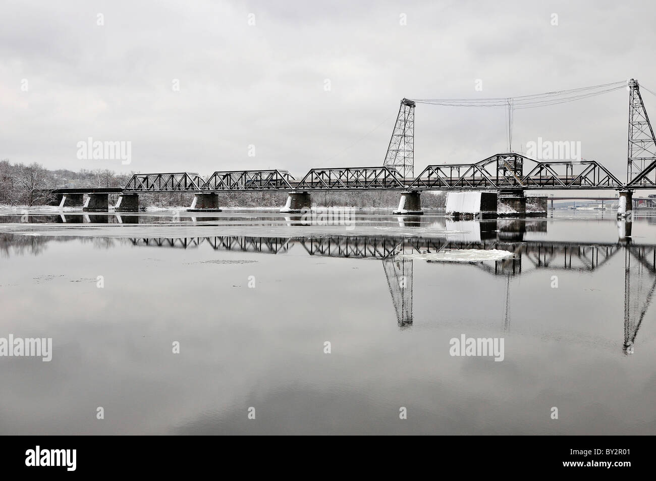 Un treno Amtrak passando Livingston Avenue Bridge in Albany, New York. Foto Stock