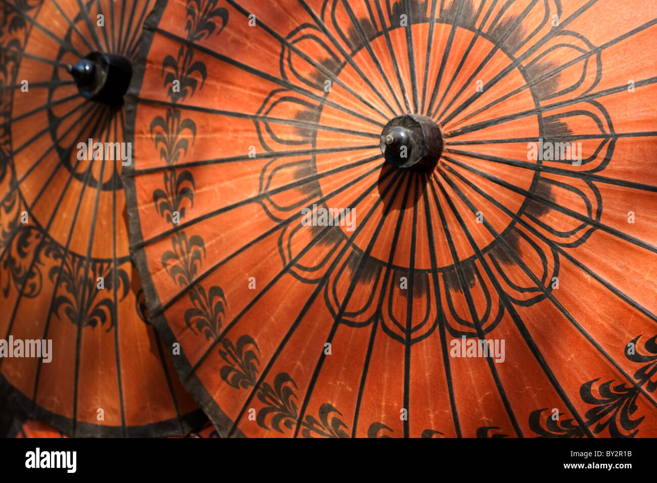 Tradizionale birmana ombrelloni originariamente costituito da monaci birmani e restano invariati per questo giorno fatta e dipinta a mano. Foto Stock