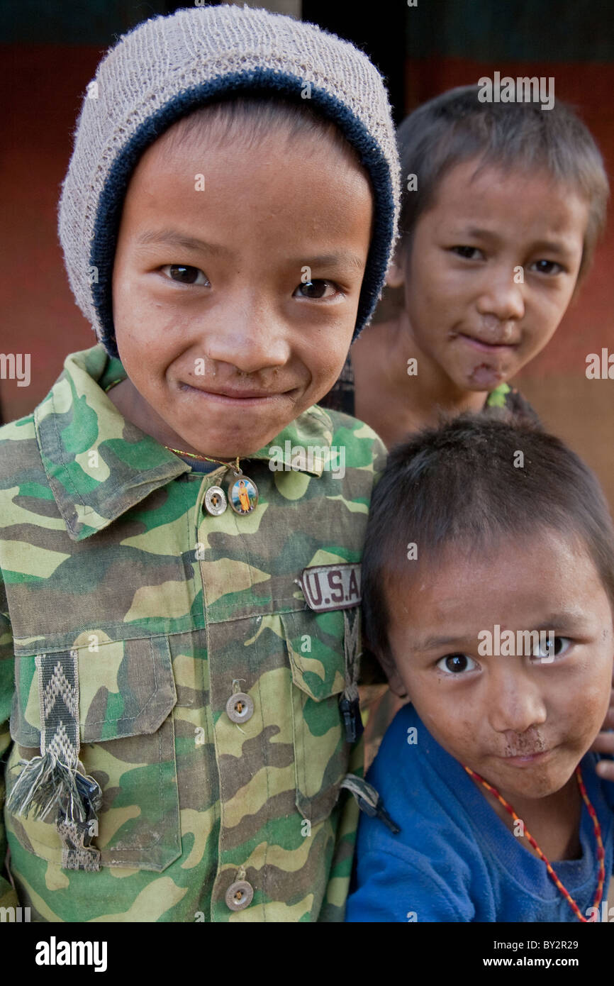Il nepalese bambini da un remoto villaggio nella Pedemontana himalayana del Nepal. Foto Stock