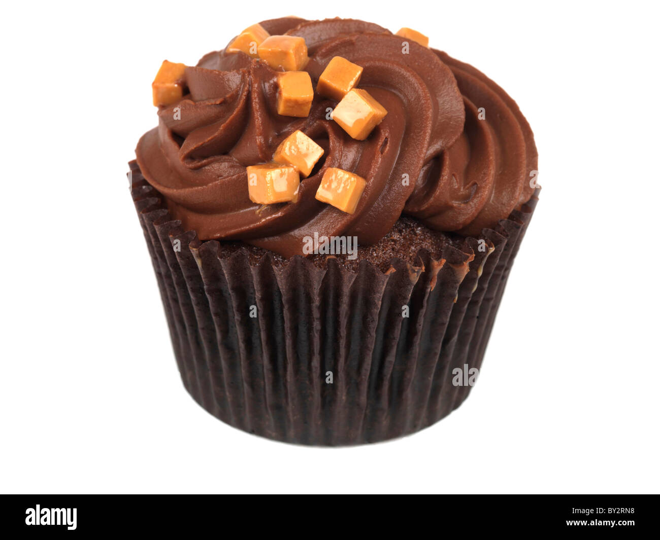 Autentica gustosa tazza di cioccolato torte con pezzi di caramello e glassa fondente dessert contro uno sfondo bianco con un tracciato di ritaglio e nessun popolo Foto Stock
