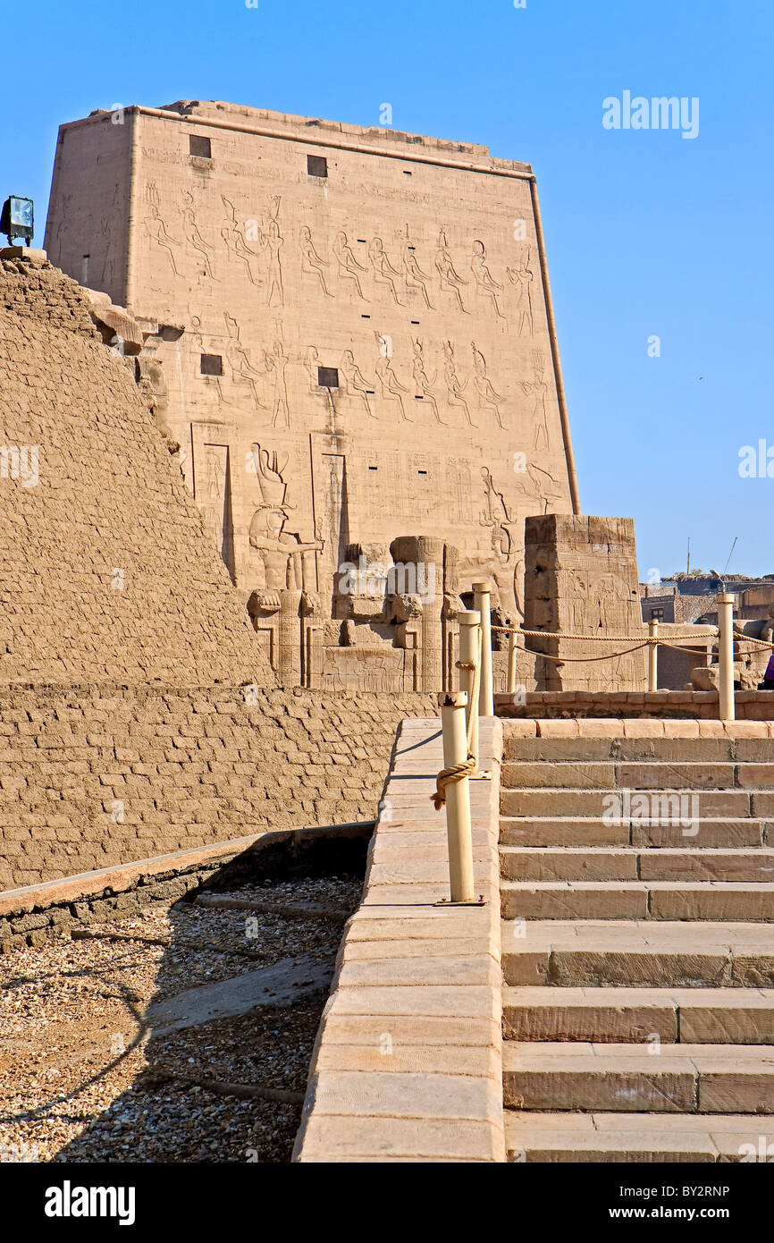 Egitto Edfu entrata al Tempio di Horus Foto Stock