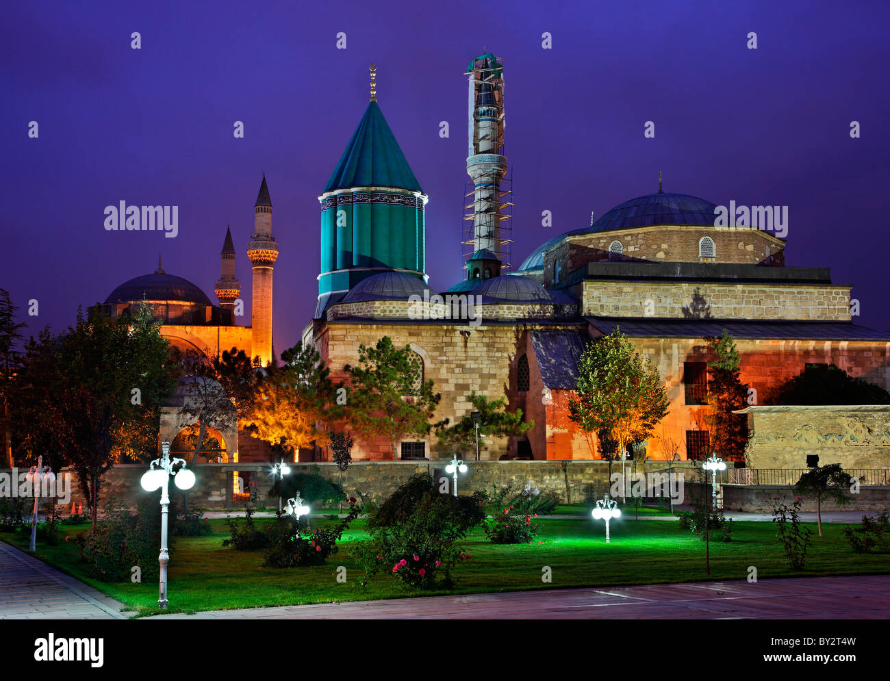Il museo di Mevlana, a Konya, Turchia, in 'blu' ora, con il suo famoso verde-turchese dome Foto Stock