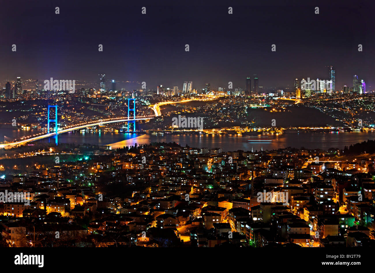 Una vista notturna del primo ponte del Bosforo, quella non solo di collegamento dei due lati di Istanbul, ma anche in Europa e in Asia. Foto Stock