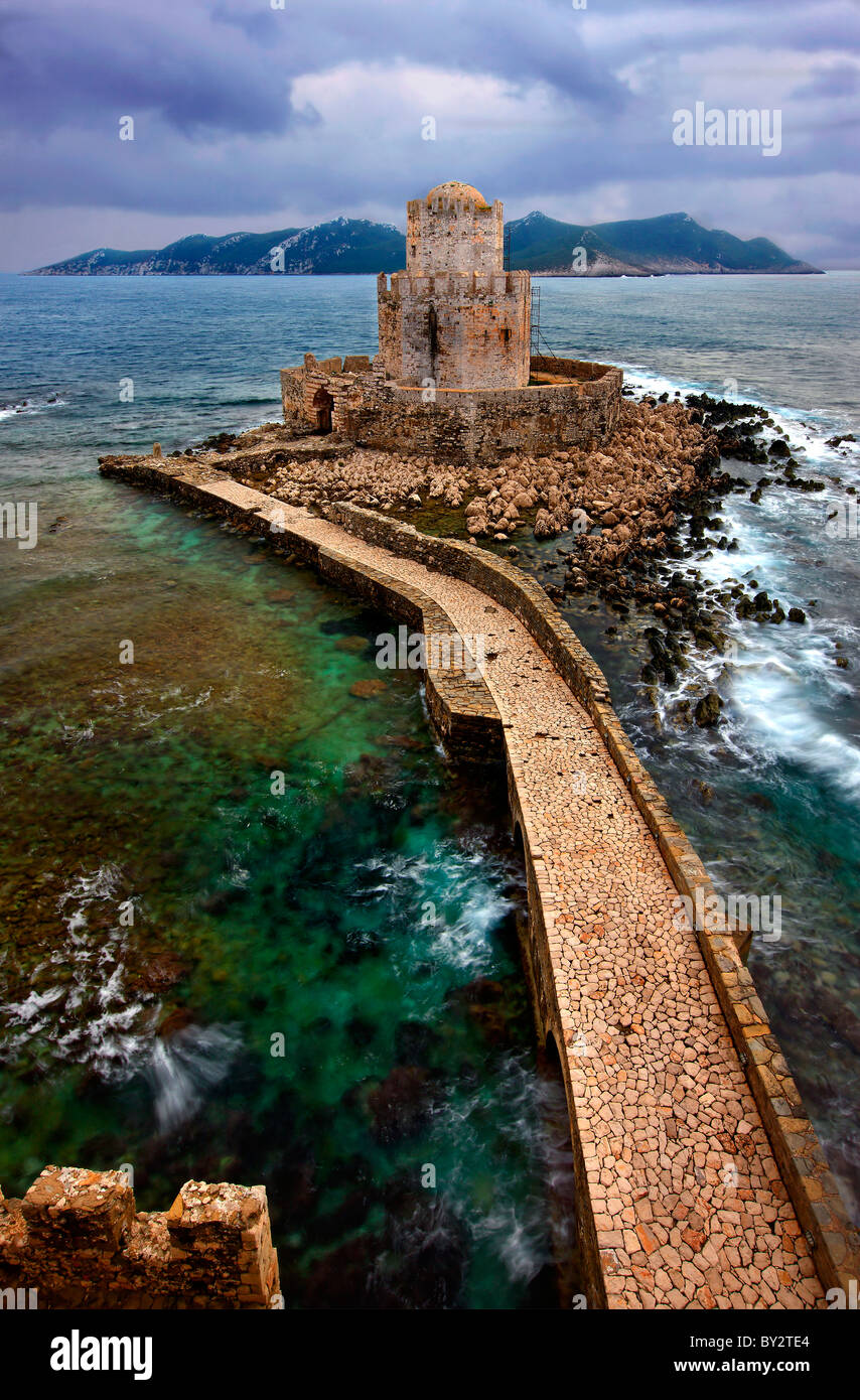 La Grecia, Messinia Prefettura. Il 'Bourdzi' (Ottoman torre), la successiva aggiunta al castello veneziano di Methoni. Foto Stock