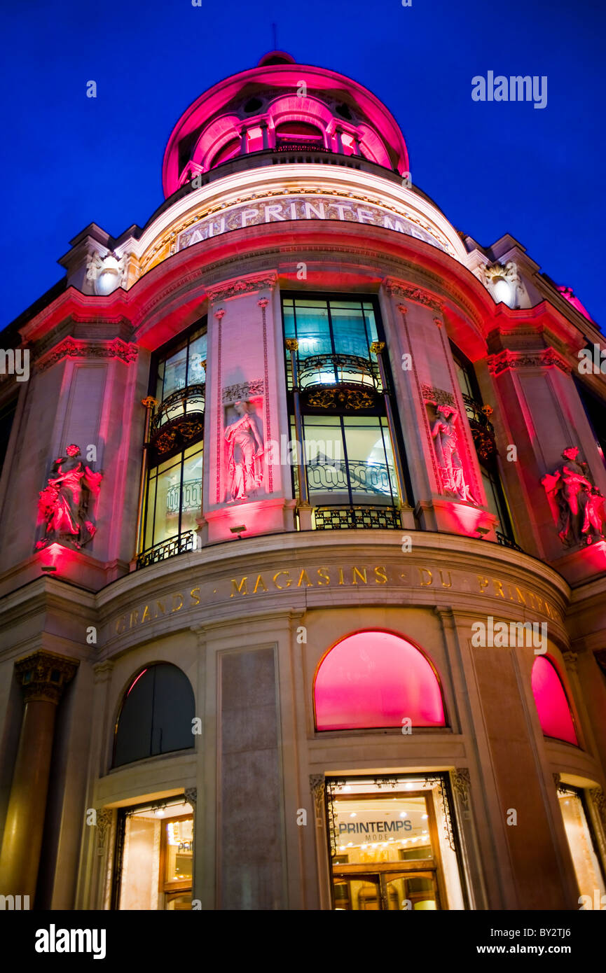 Parigi, Francia, Shopping, Le Printemps Department Store, esterno, crepuscolo, basso angolo visuale, edificio, Luci di Natale Foto Stock