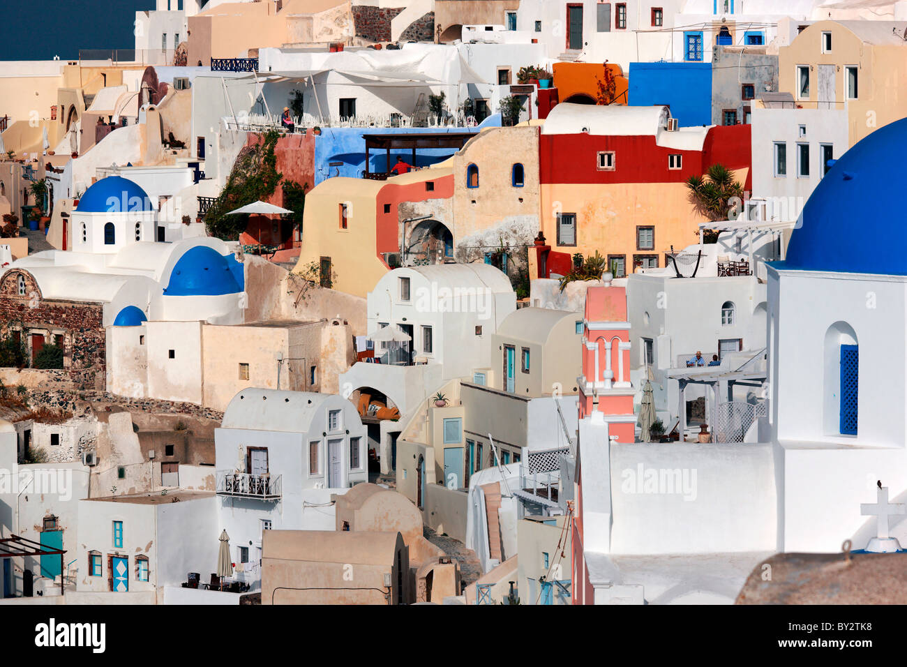 Isola di Santorini, Grecia. Vista parziale di bello e colorato villaggio di Oia, il più pittoresco dell'isola Foto Stock