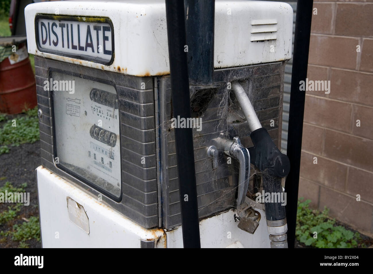 Ragnatele sulla benzina gas pompa Foto Stock