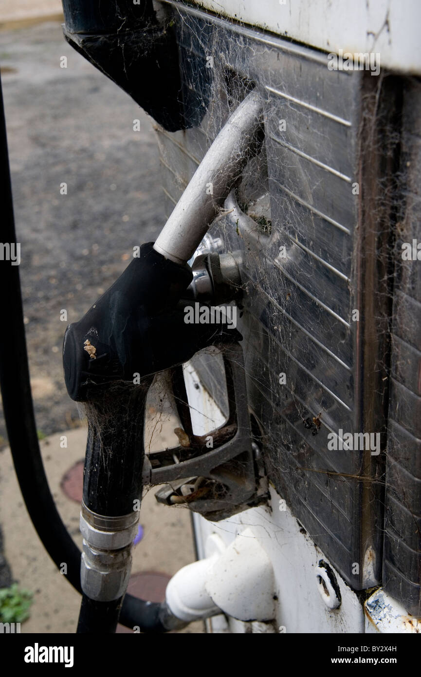 Ragnatele sulla benzina gas pompa Foto Stock