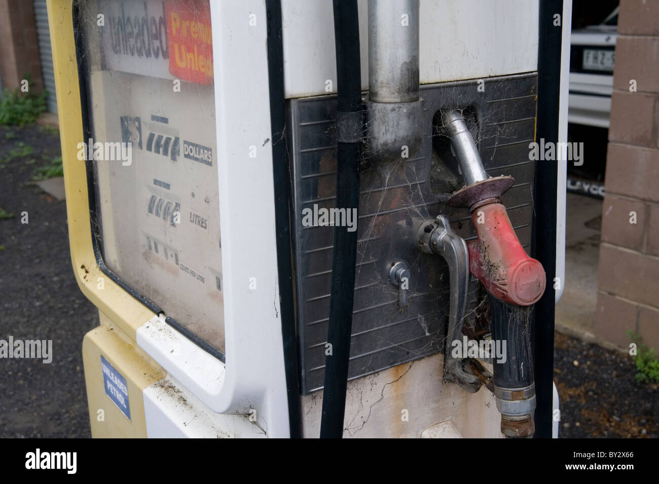 Ragnatele sulla benzina gas pompa Foto Stock