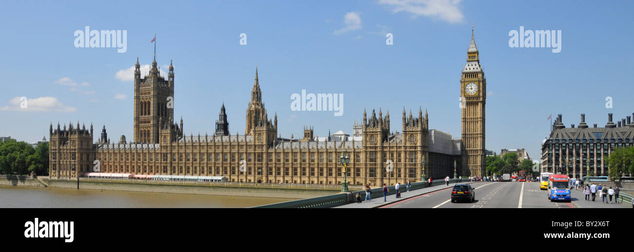 Iconico vista panoramica a Casa del Parlamento al Big Ben e a Westminster Bridge con Victoria Tower camioncini del gelato & Fiume Tamigi Londra Inghilterra REGNO UNITO Foto Stock
