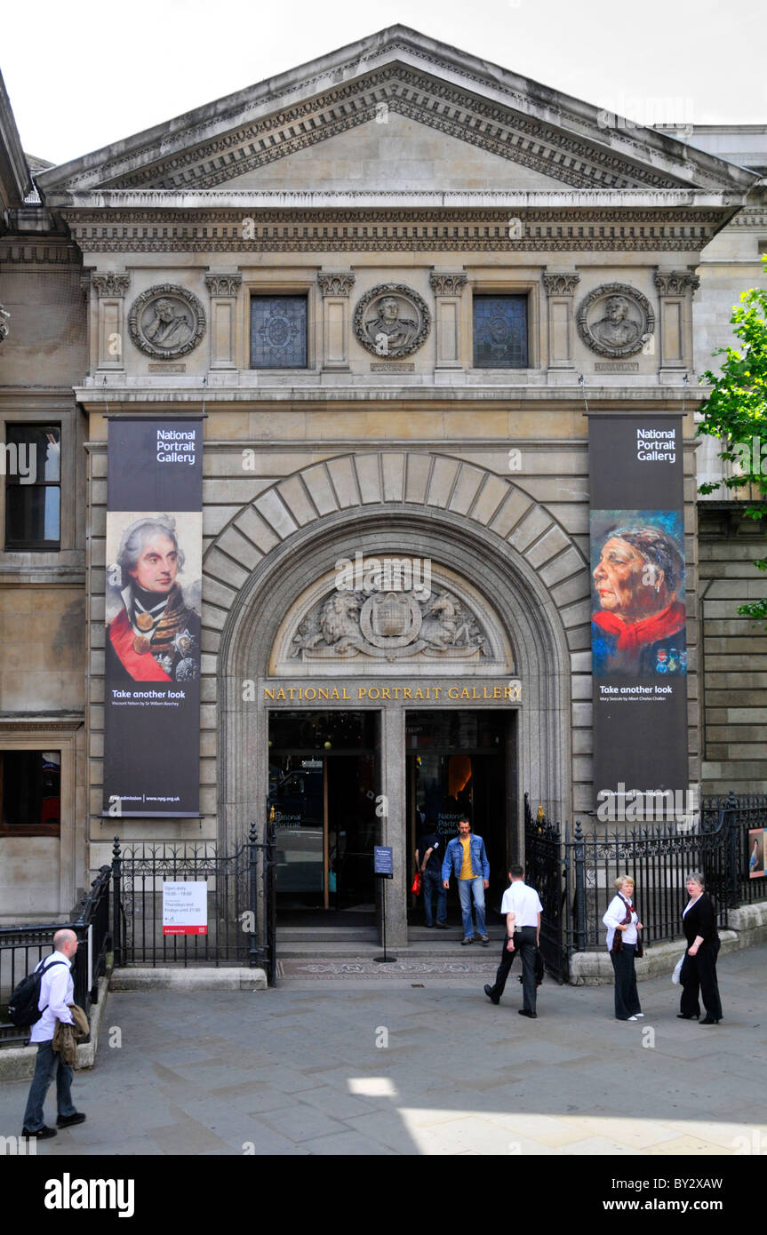Ingresso alla National Portrait Gallery per ammirare i ritratti di personaggi britannici famosi e storicamente importanti Londra Inghilterra Regno Unito Foto Stock