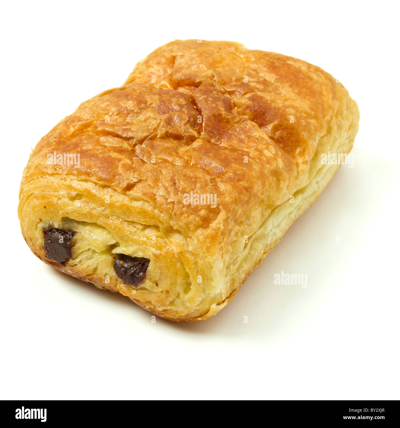 Pain au chocolate pasticceria francese dalla prospettiva bassa isolato su bianco. Foto Stock