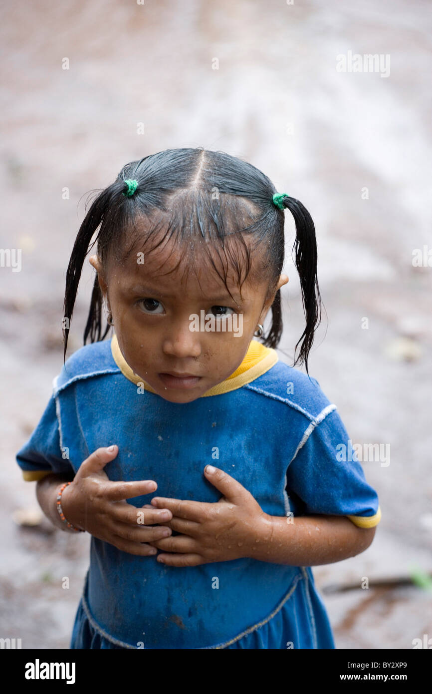 Bambino a Tamaquitos (vicino Cerrejón miniera di carbone): la comunità di 38 famiglie si definisce come Wayuu. Foto Stock