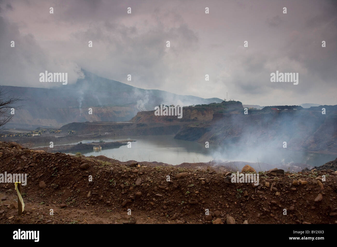 Giugno 2008 Colombia - bambino vicino al cast aperto della miniera di carbone di Cerejon - tra le più grandi del mondo. Foto Stock