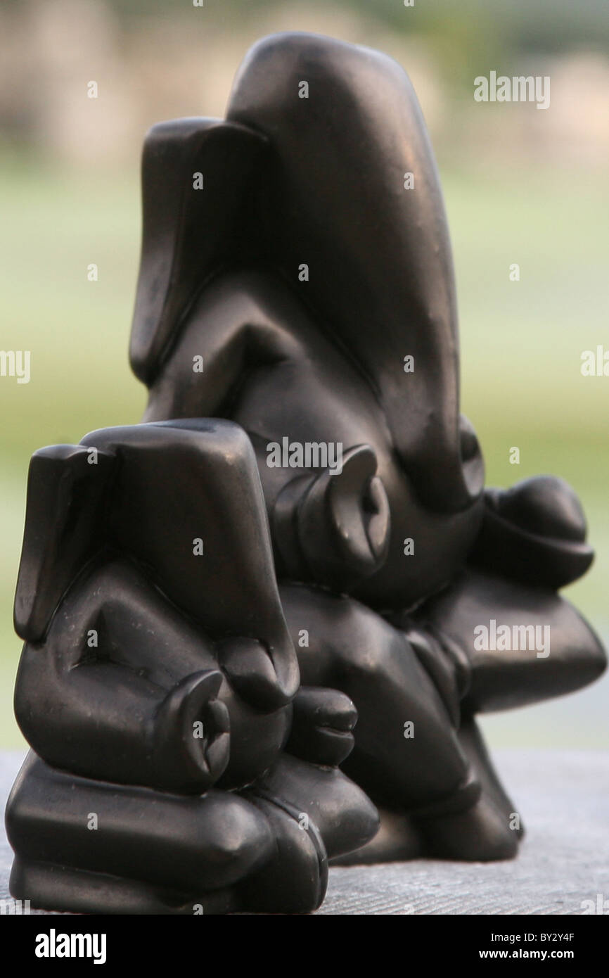 Ganesh statuette sulla banca del lago Pichola Udaipur, Rajasthan, India Foto Stock