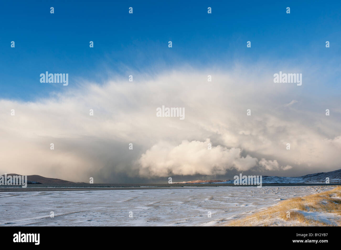 Nuvole drammatico di avvicinamento invernali raffiche di neve sulla spiaggia Luskentire, Isle of Harris, Ebridi Esterne, Scozia Foto Stock