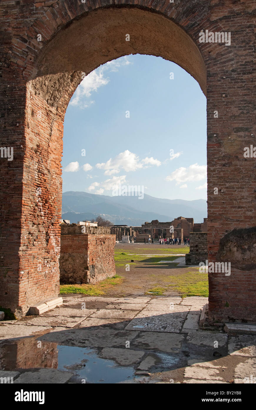 Guardando attraverso un arco nel forum di Pompei, le antiche rovine vicino a Napoli, Italia Foto Stock