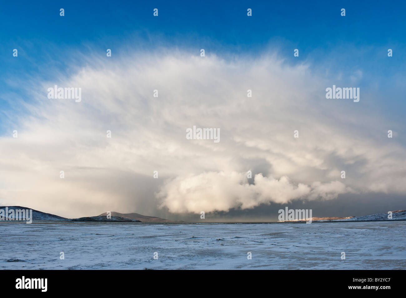 Nuvole drammatico di avvicinamento invernali raffiche di neve sulla spiaggia Luskentire, Isle of Harris, Ebridi Esterne, Scozia Foto Stock