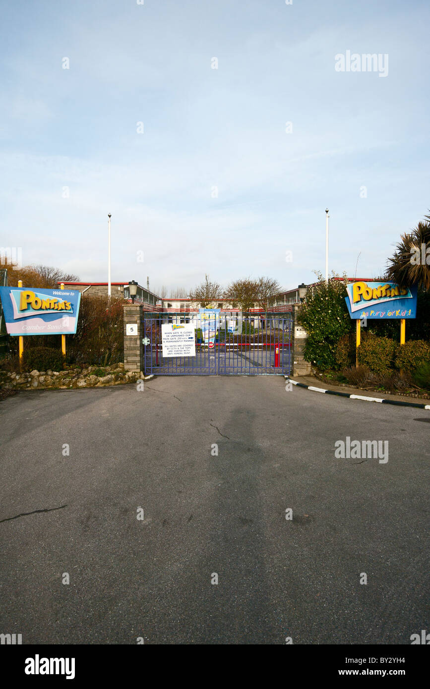 Chiuso i cancelli di ingresso del Pontins Holiday Camp Camber Sands East Sussex England Foto Stock