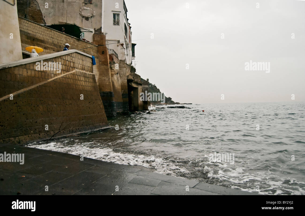 Pescatore al 'Fenestrella' di Marechiaro Napoli, Italia Foto Stock