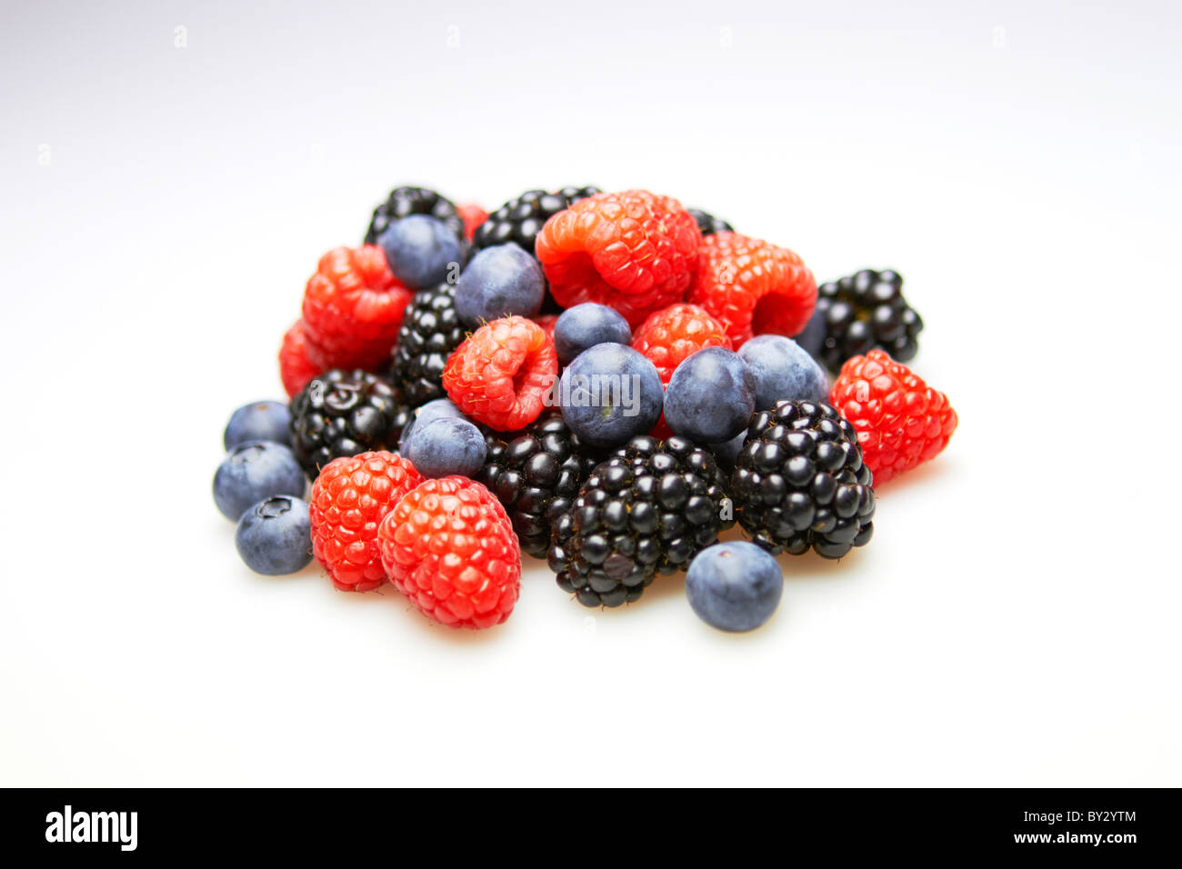 Piccolo mucchio assortiti di lamponi mirtilli e more - berry bacche cinque al giorno Foto Stock