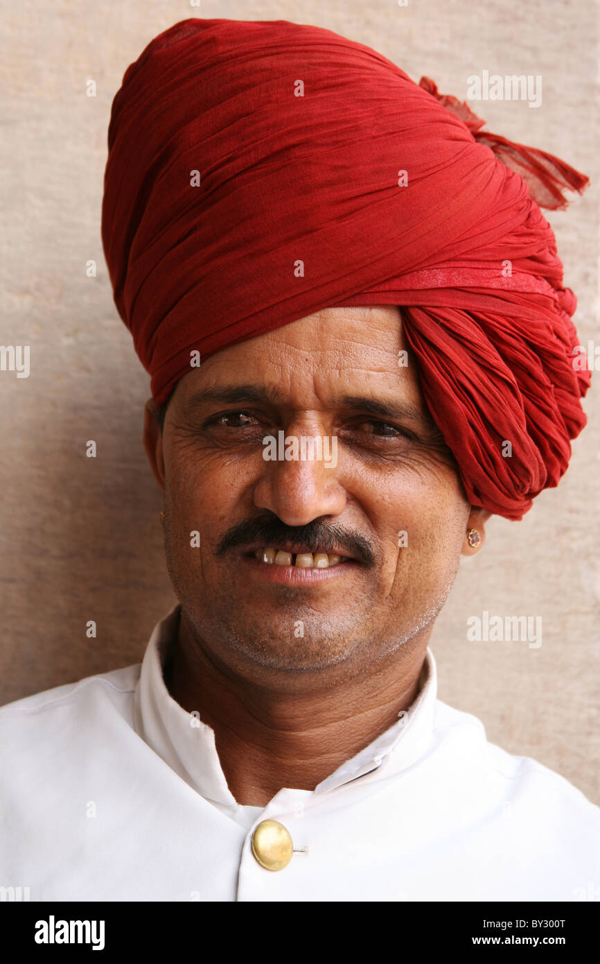 Ritratto di un indiano guardia, City Palace Jaipur, Rajasthan, India Foto Stock