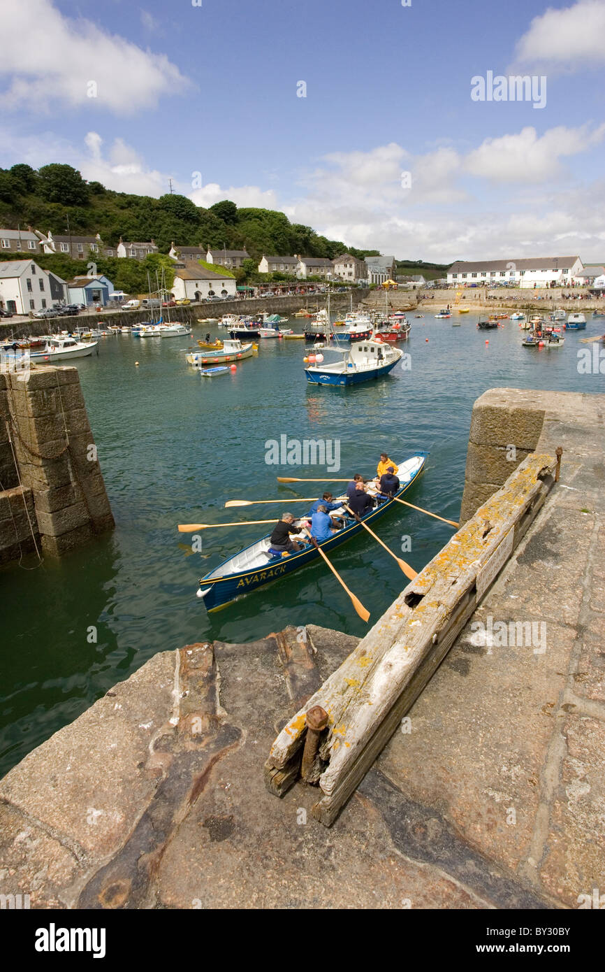 Gig vogatori, porto Porthleven,Cornwall Foto Stock