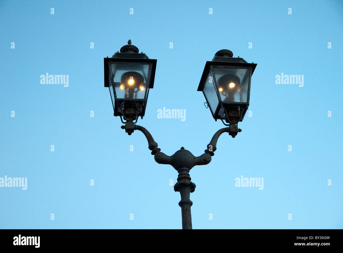 Luci di gas - versioni moderne di storico lampione dell'atrio a Castel dell'Ovo, Napoli Italia Foto Stock