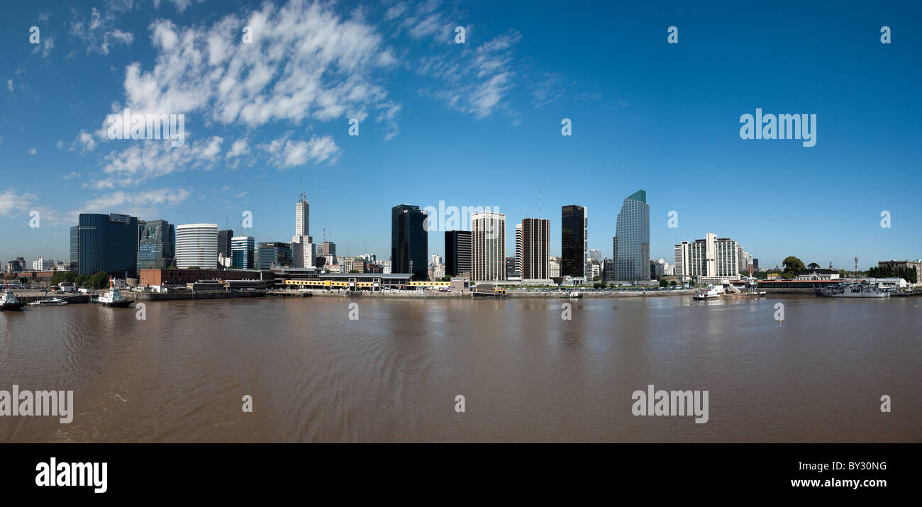 Buenos Aires city-scape vista dal dock, Argentina Foto Stock