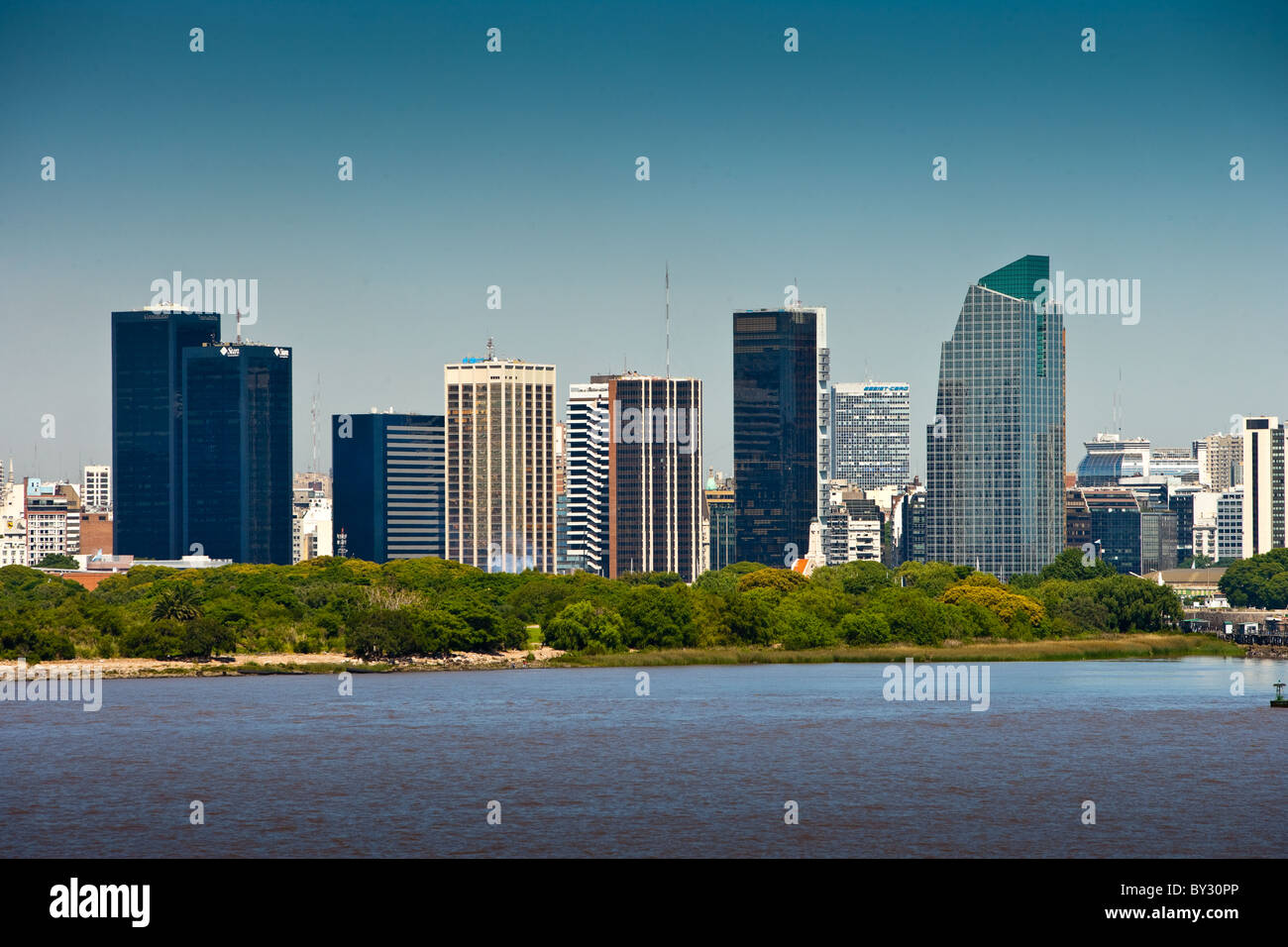 Buenos Aires city-scape vista dal dock, Argentina Foto Stock