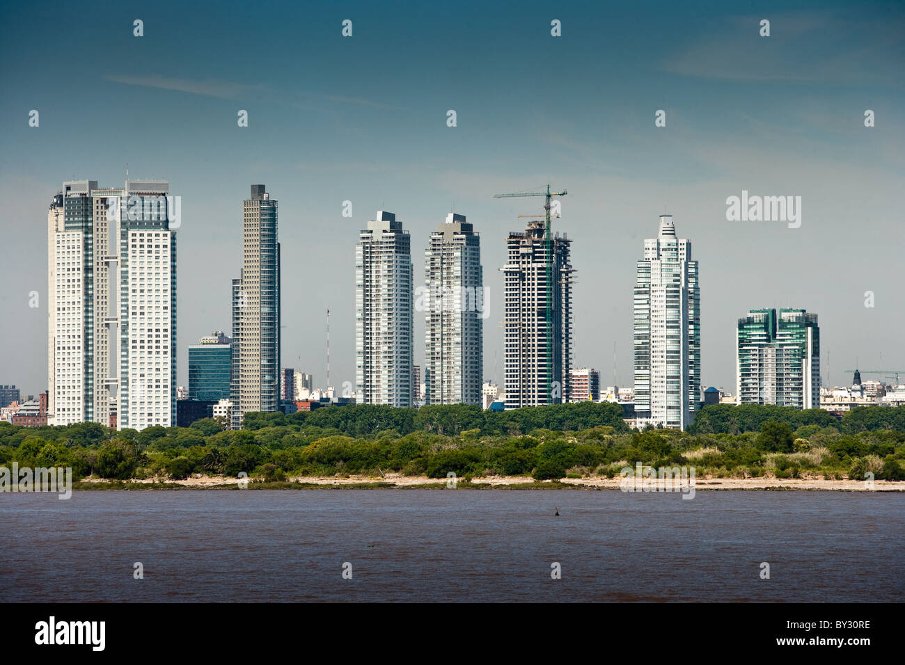 Buenos Aires city-scape vista dal dock, Argentina Foto Stock