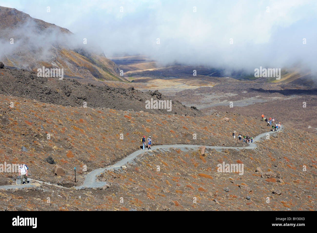 Walkers sul Tongariro Alpine Crossing in Nuova Zelanda Foto Stock