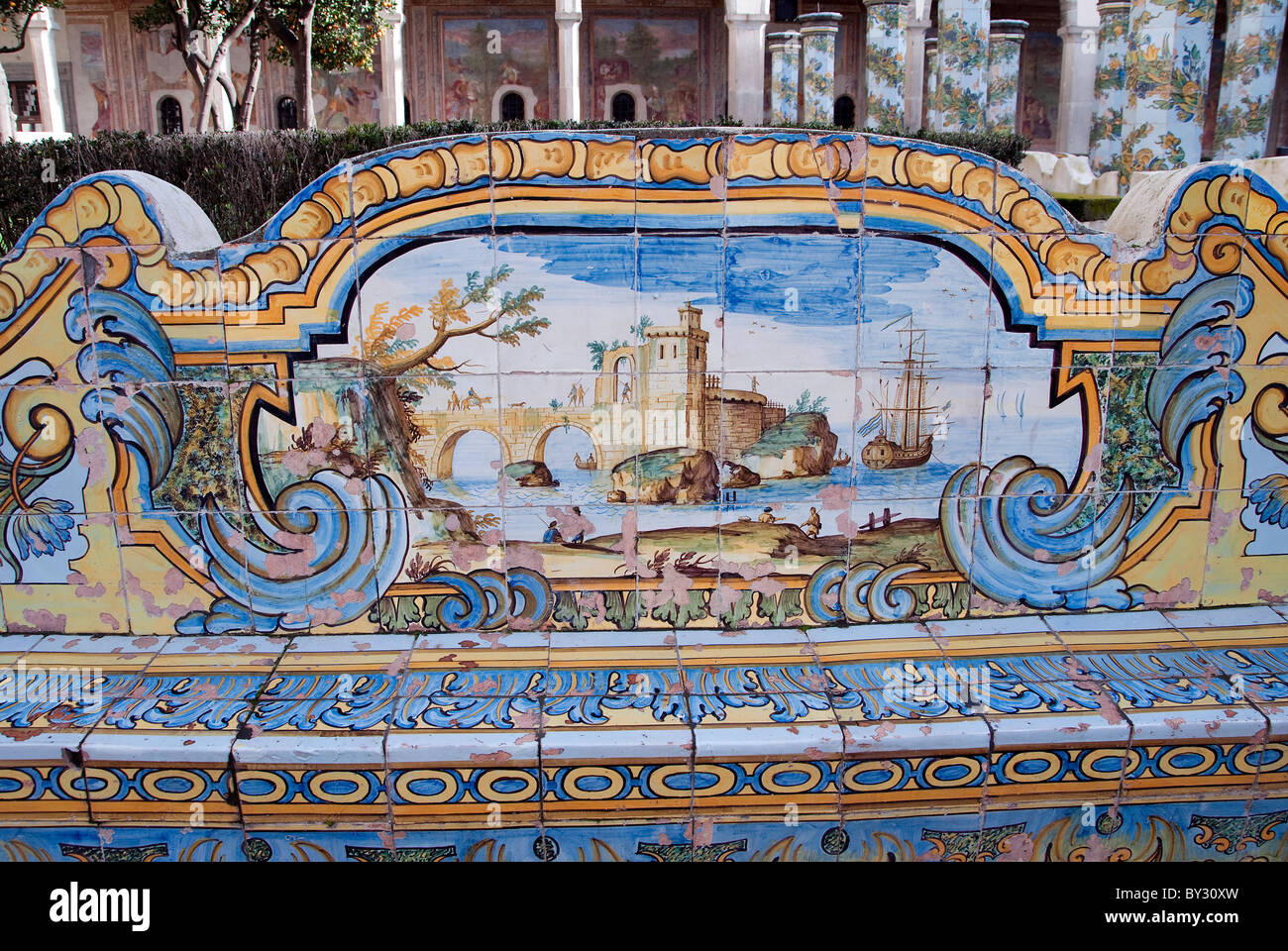 Il celebre chiostro delle Clarisse di Santa Chiara, Napoli con preziose piastrelle di maiolica in moda rococò Foto Stock