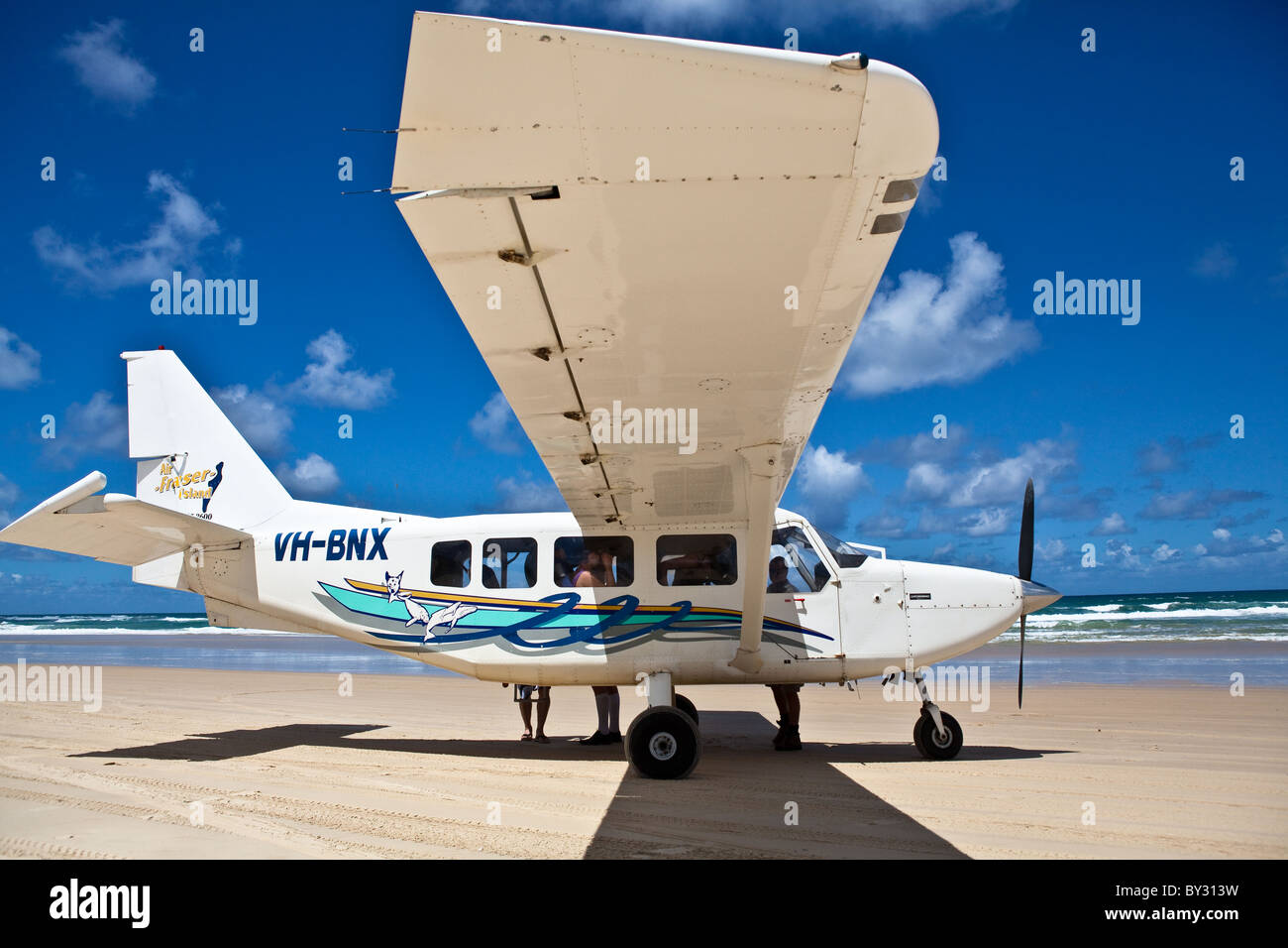 Un aeromobile leggero offerta tours off il 75 miglia di spiaggia su Fraser Island, in Australia. Foto Stock