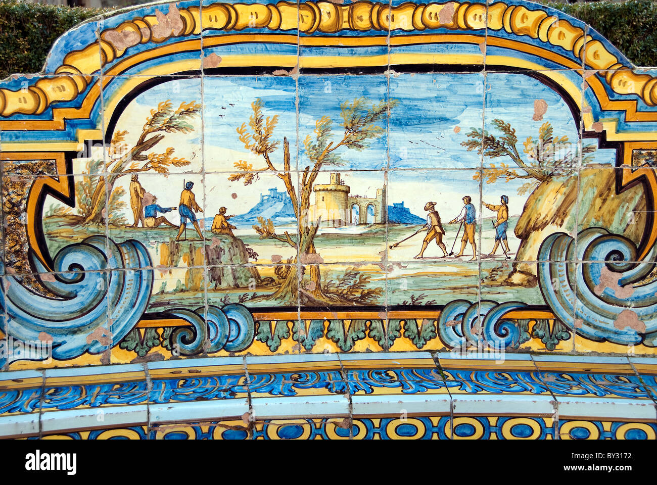 Il celebre chiostro delle Clarisse di Santa Chiara, Napoli con preziose piastrelle di maiolica in moda rococò Foto Stock